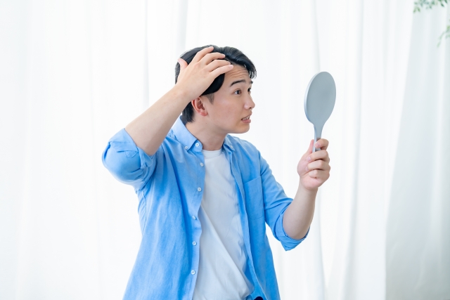 頭皮がカサカサ？乾燥頭皮の原因・リスクと対策方法